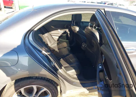 2018 Mercedes-Benz C 300 4Matic z USA, uszkodzony, nr VIN 55SWF4KB0JU235868